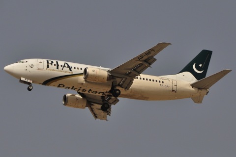 AP-BFT - 737-340 - PIA Pakistan International Airlines - DXB - 03-04-2011