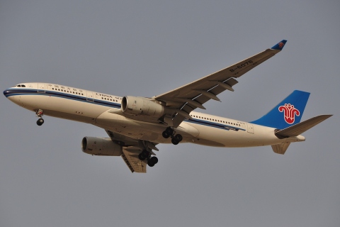 B-6078 - A330-243 - China Southern Airlines - DXB - 03-04-2011