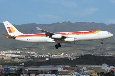 EC-IIH - A340-313 - Iberia - LPA - 18-02-2011b