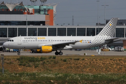 EC-KMI - A320-216 - Vueling - CRL - 09-06-2011b