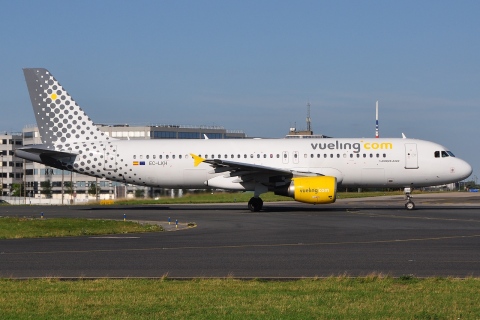 EC-LKH - A320-214 - Vueling - CDG - 26-06-2011