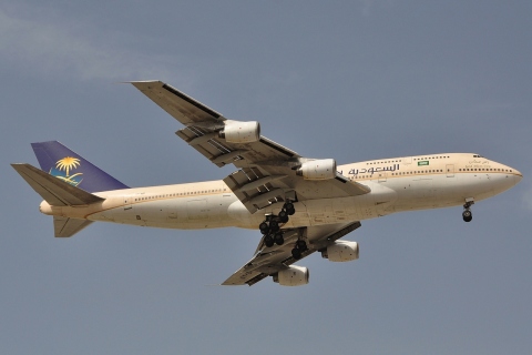 HZ-AIP - 747-368 - Saudi Arabian Airlines - DXB - 07-04-2011