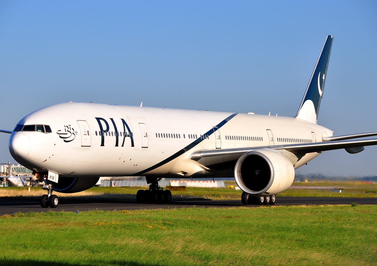 AP-BHW - 777-340(ER) - PIA Pakistan International Airlines - CDG - 10-08-2012