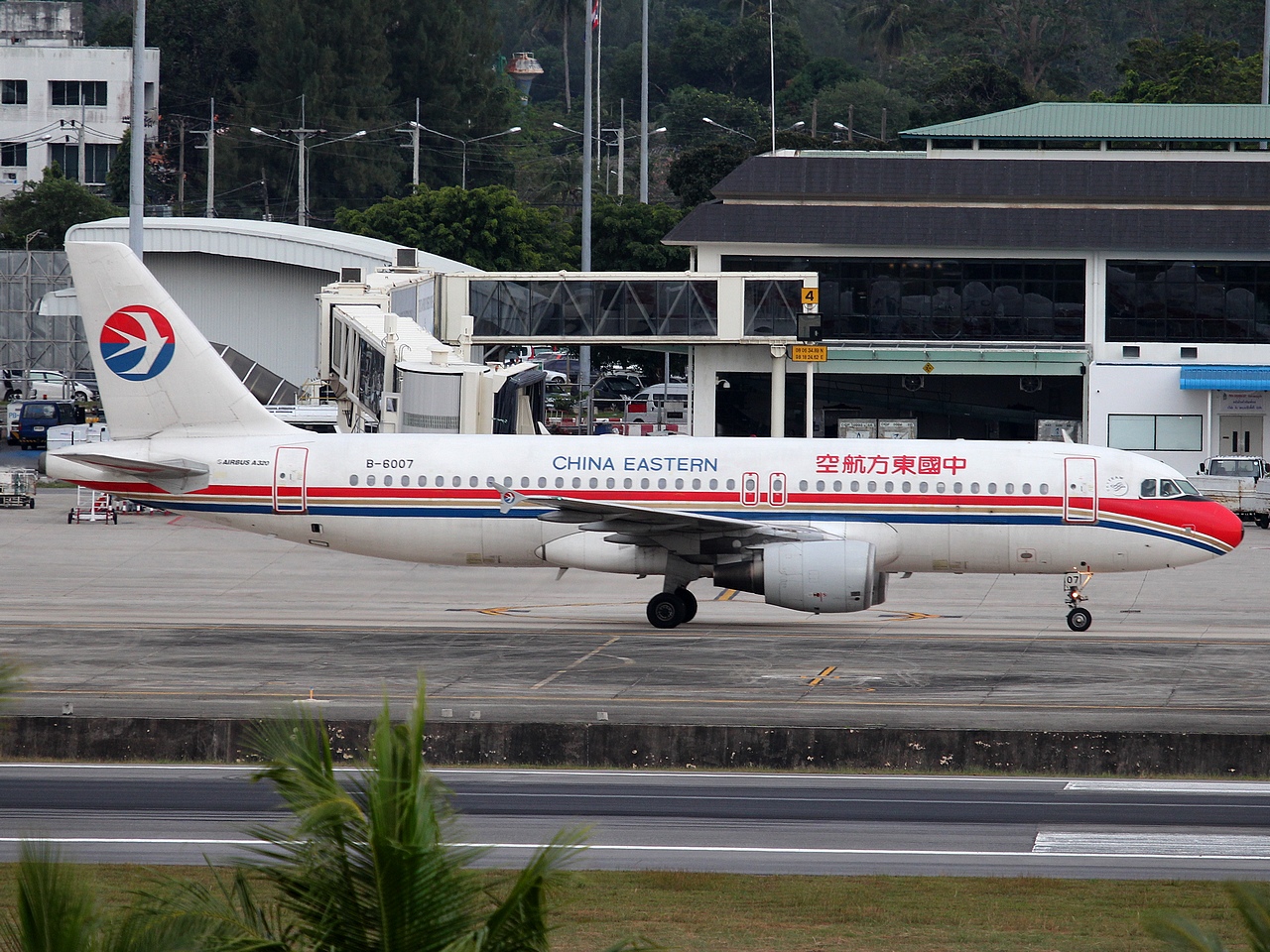 B-6007 - A320-214 - China Eastern Airlines - HKT - 29-01-2012