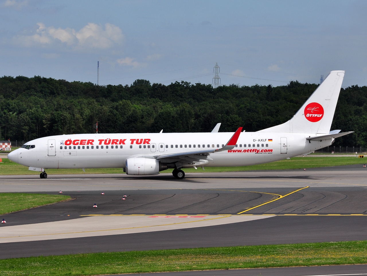 D-AXLF - 737-8Q8(WL) - XL Airways Germany - DUS - 07-07-2012b