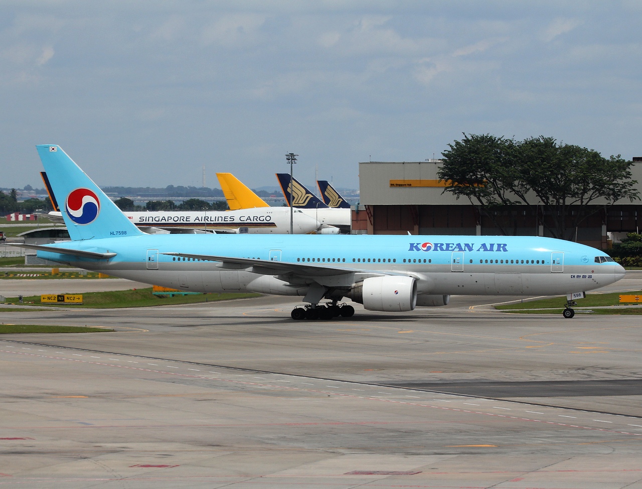 HL7598 - 777-2B5(ER) - Korean Air Lines - SIN - 31-01-2012