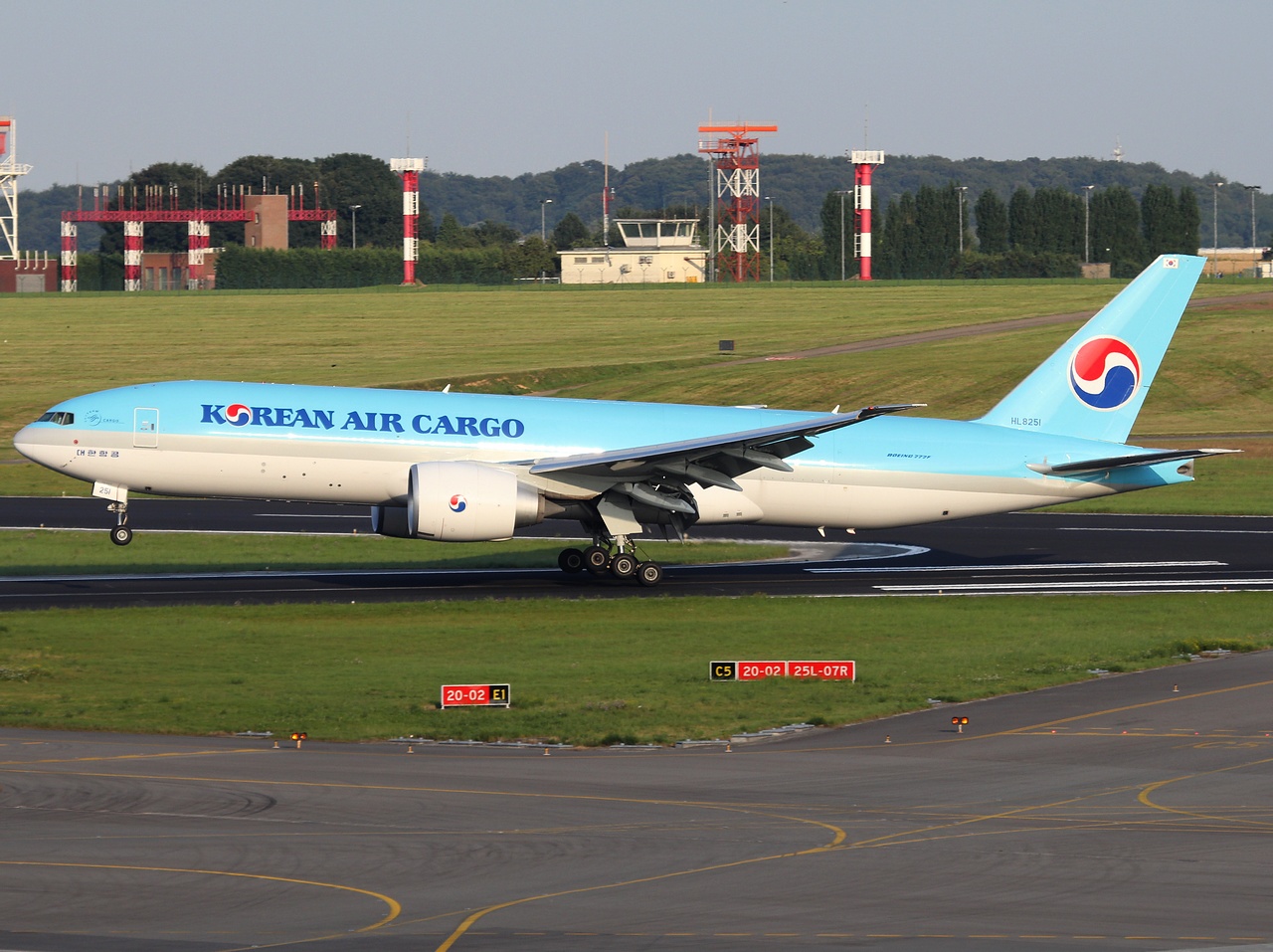 HL8251 - 777-FB5 - Korean Air Lines - BRU - 09-08-2012b