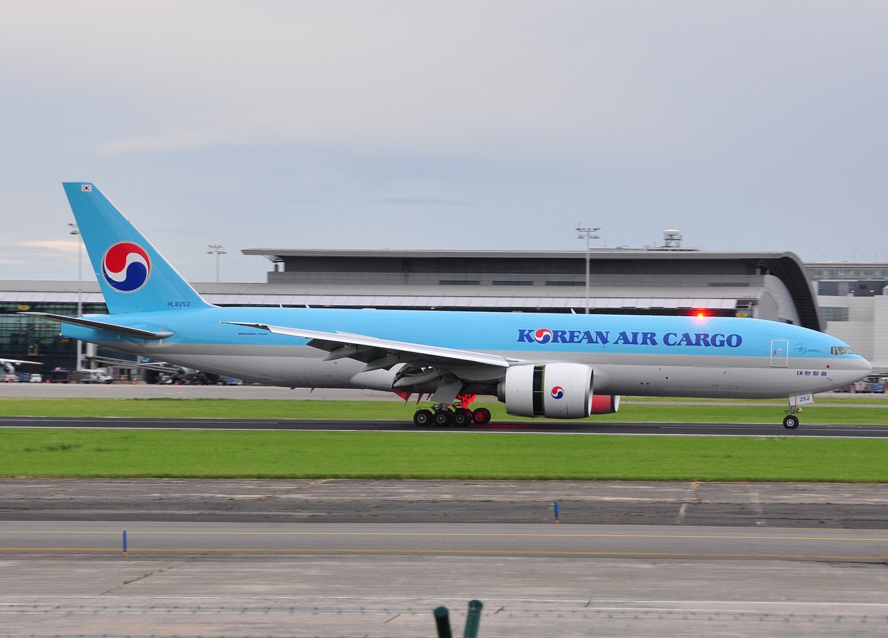 HL8252 - 777-FB5 - Korean Air Lines - BRU - 12-07-2012