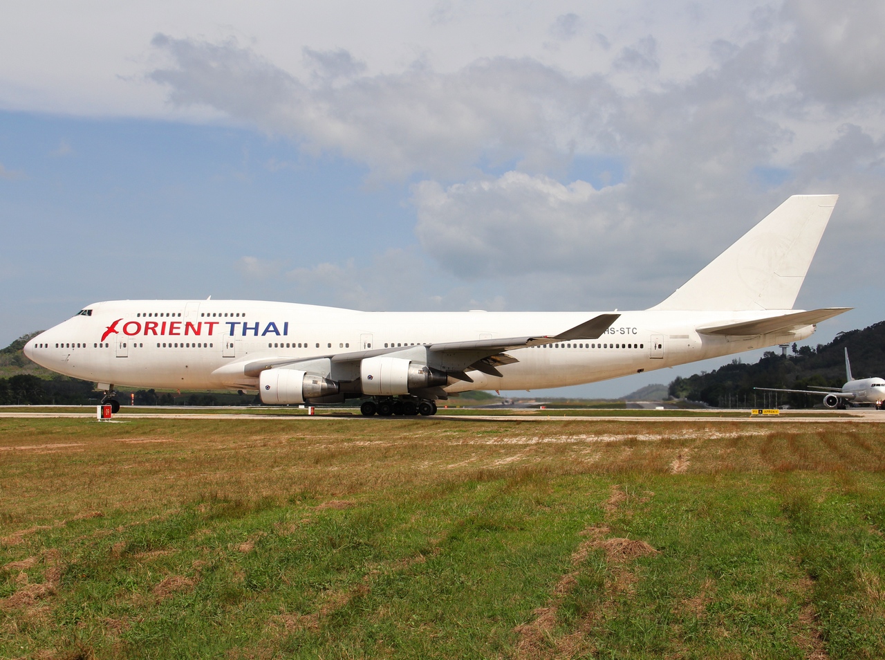 HS-STC - 747-412 - Orient Thai Airlines - HKT - 01-02-2012b