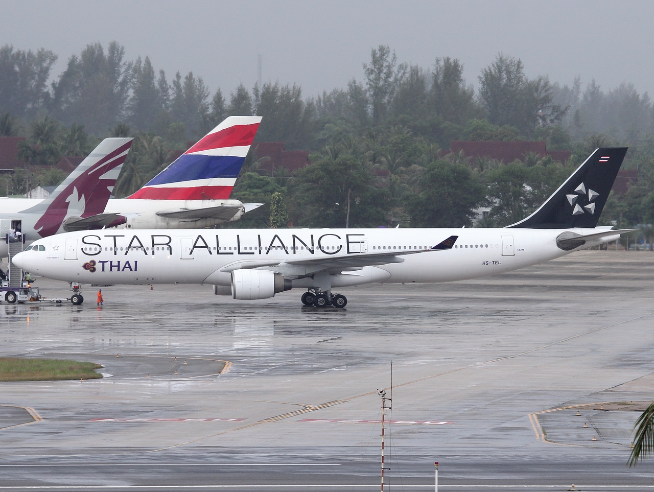 HS-TEL - A330-322 - Thai Airways International - HKT - 29-01-2012b