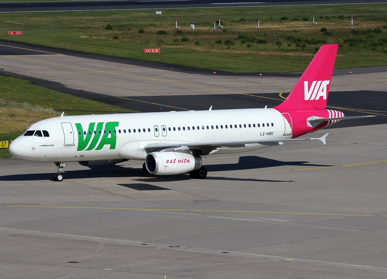 LZ-MDC - A320-232 - Air Via - CGN - 01-08-2012b