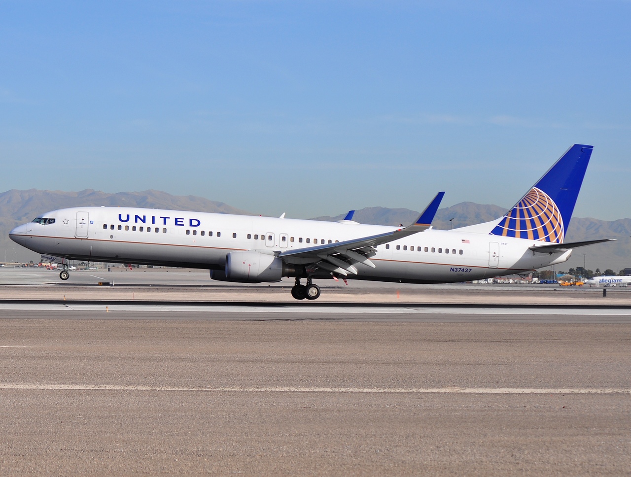 N37437 - 737-924(ER)(WL) - United Airlines - LAS - 05-03-2012