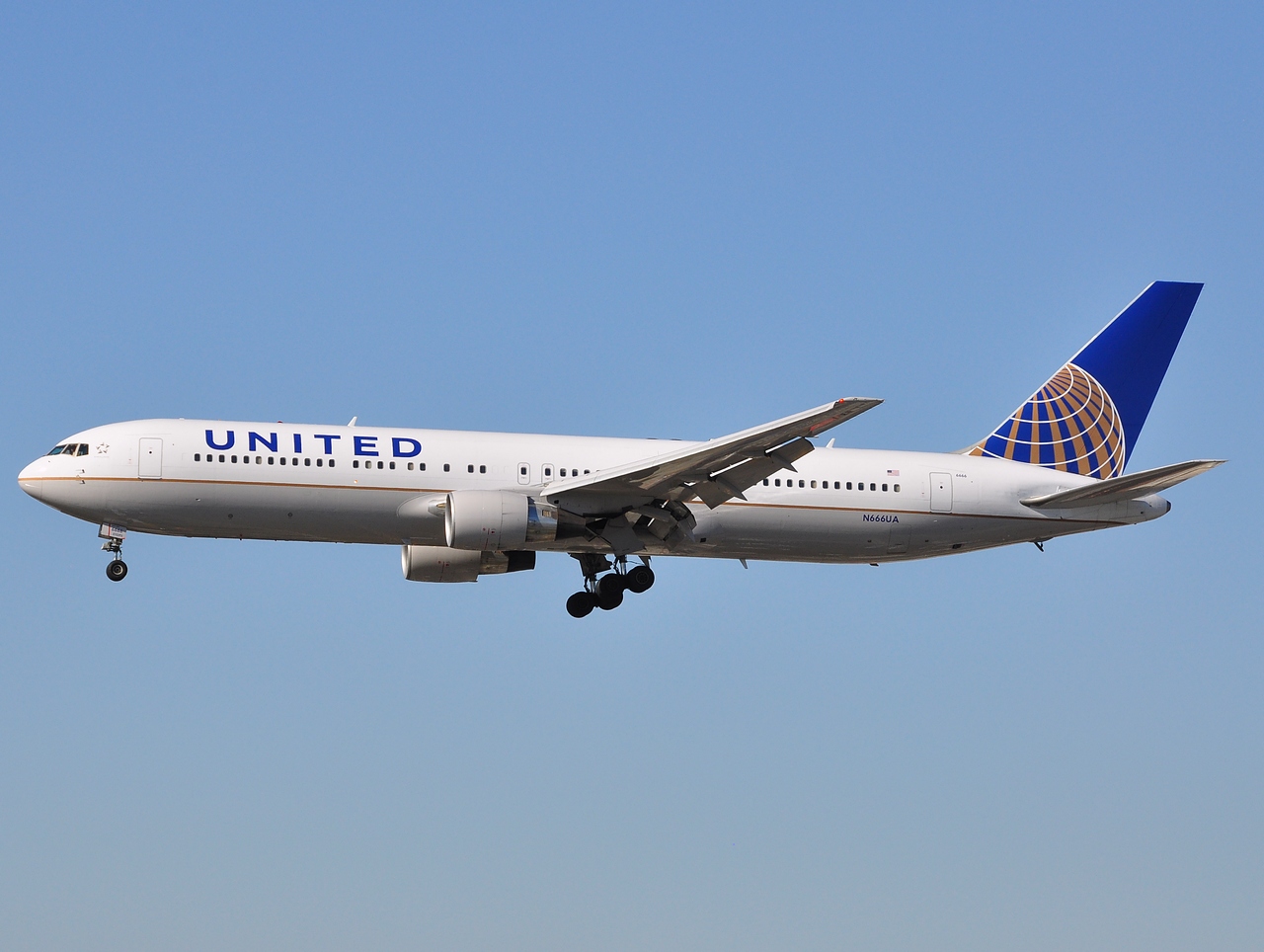 N666UA - 767-322(ER)(WL) - United Airlines - LAX - 08-03-2012