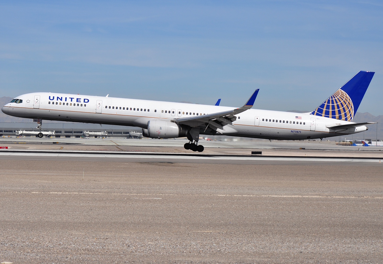 N77871 - 757-33N(WL) - United Airlines - LAS - 05-03-2012