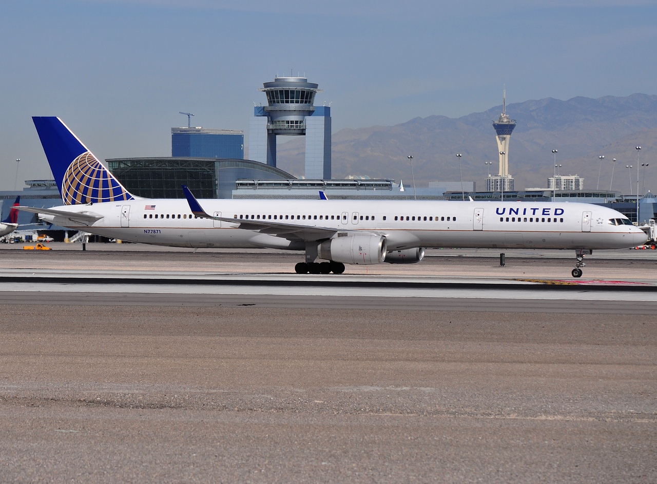 N77871 - 757-33N(WL) - United Airlines - LAS - 05-03-2012b