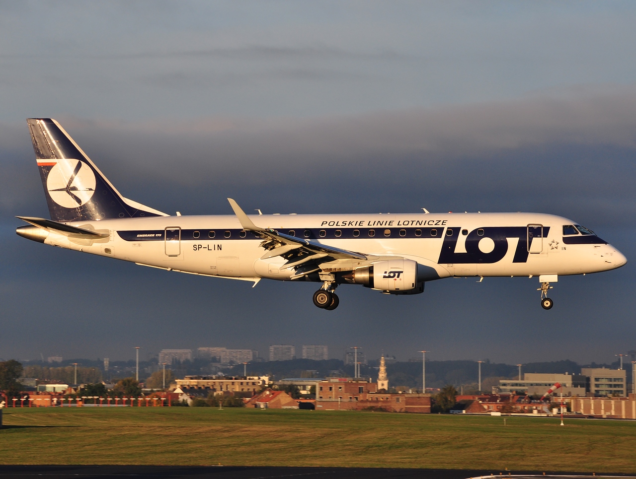 SP-LIN - ERJ-175LR (ERJ-170-200 LR) - LOT _ Polish Airlines - BRU - 27-10-2012