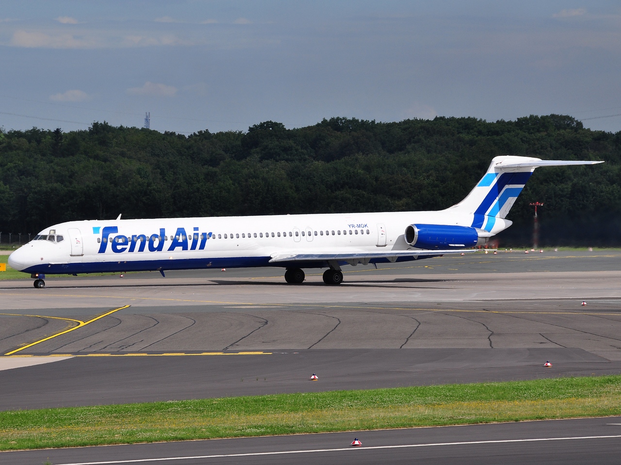 YR-MDK - MD-82 - Tend Air - DUS - 07-07-2012b