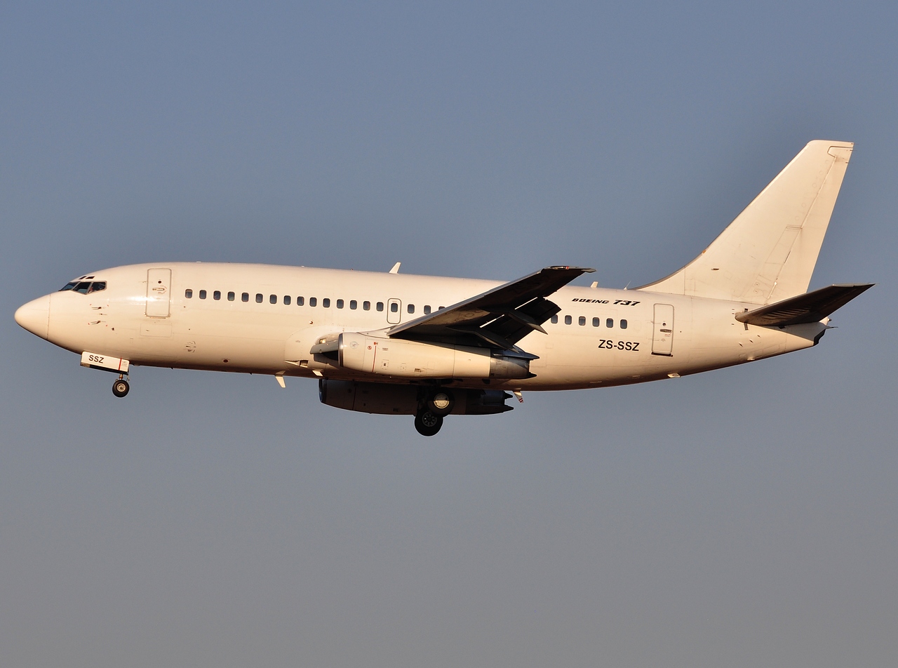 ZS-SSZ - 737-219 - Santaco Airlines - JNB - 25-05-2012b