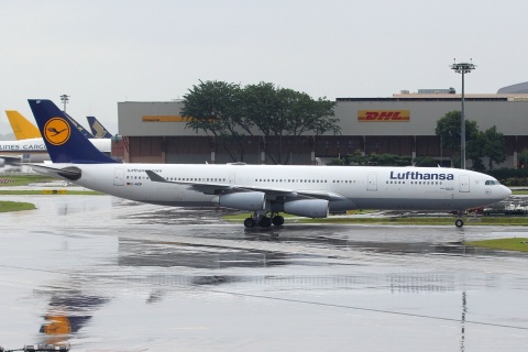 D-AIGP - A340-313 - Lufthansa - SIN - 31-01-2012