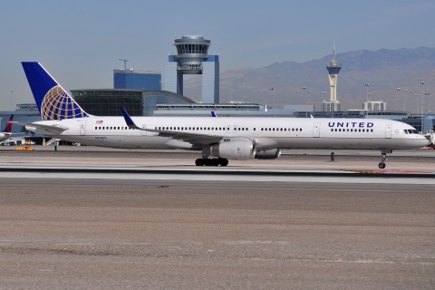 N77871 - 757-33N(WL) - United Airlines - LAS - 05-03-2012b