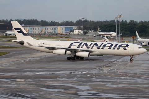 OH-LQF - A340-313 - Finnair - SIN - 31-01-2012b