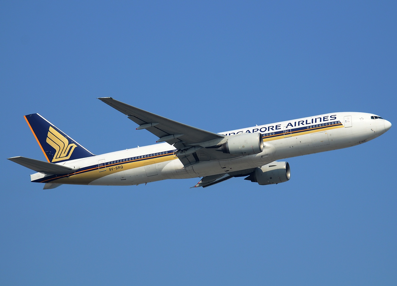 9V-SRQ - 777-212(ER) - Singapore Airlines - HKG - 25-01-2013