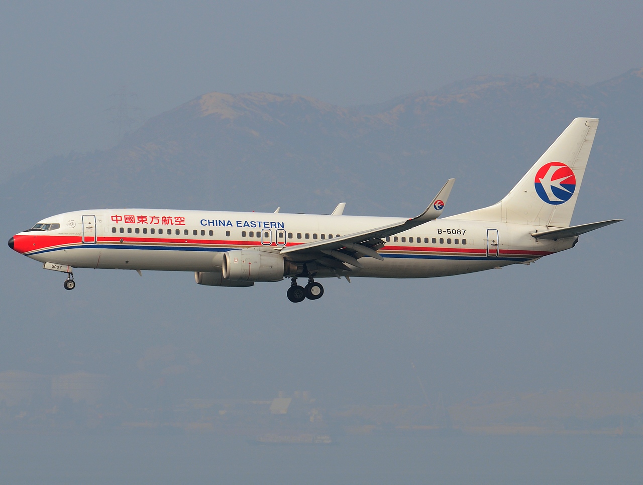 B-5087 - 737-89P(WL) - China Eastern Airlines - HKG - 23-01-2013