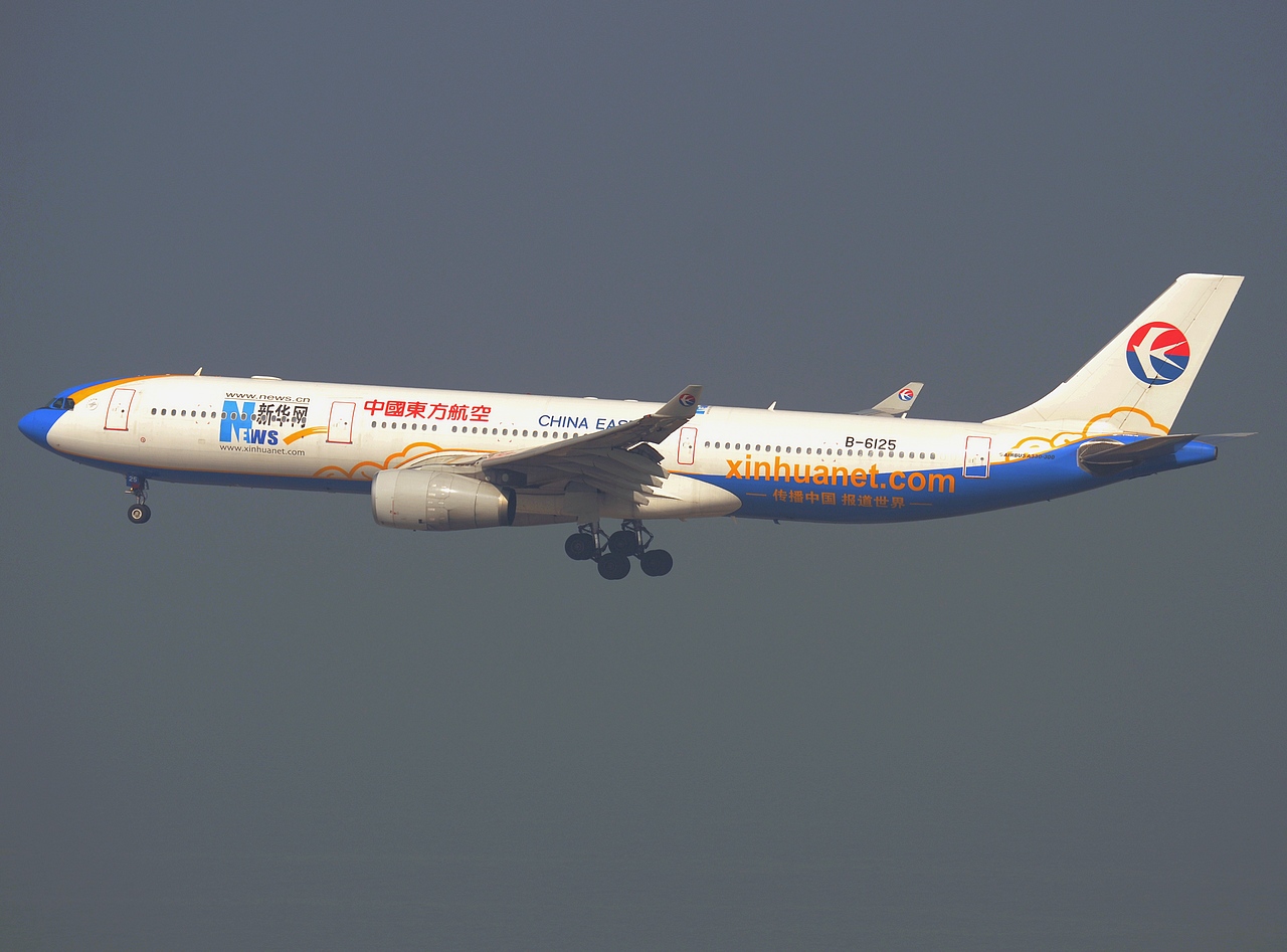 B-6125 - A330-343 - China Eastern Airlines - HKG - 22-01-2013b