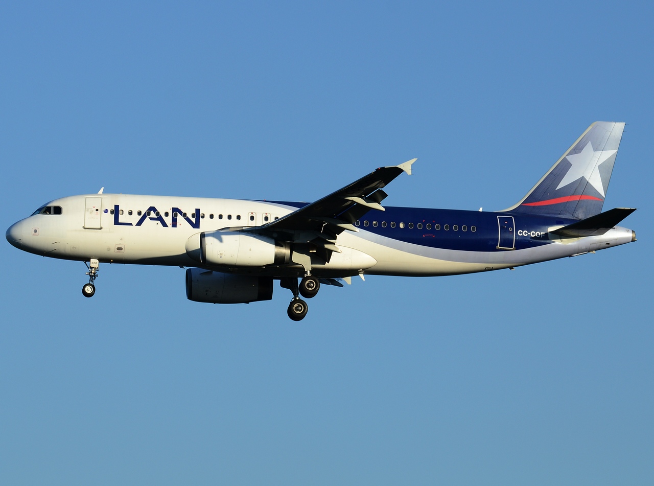 CC-COF - A320-233 - LAN Airlines - GRU - 05-06-2013