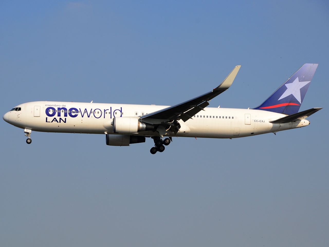 CC-CXJ - 767-316(ER)(WL) - LAN Airlines - GRU - 08-06-2013