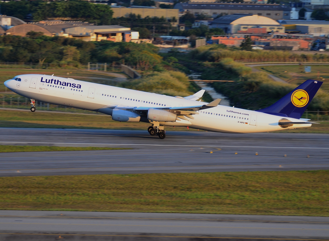 D-AIFD - A340-313 - Lufthansa - GRU - 07-06-2013