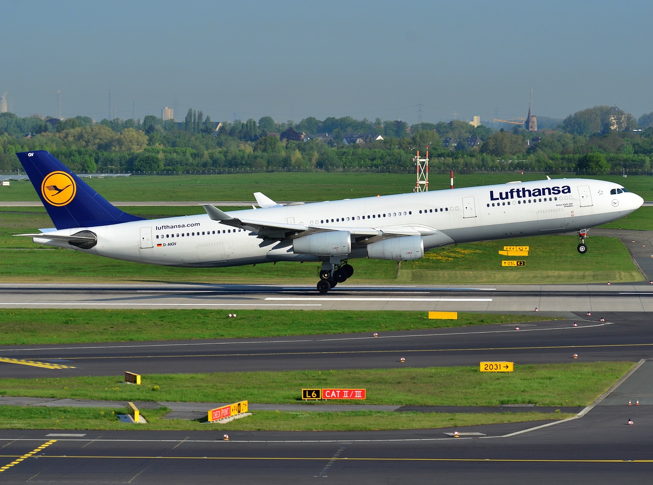 D-AIGV - A340-313 - Lufthansa - DUS - 06-05-2013