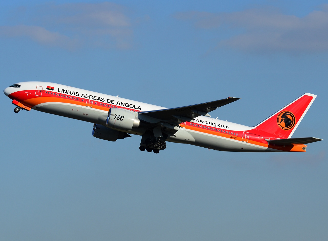 D2-TEE - 777-2M2(ER) - TAAG _ Linhas Aereas de Angola Airlines - GRU - 07-06-2013b
