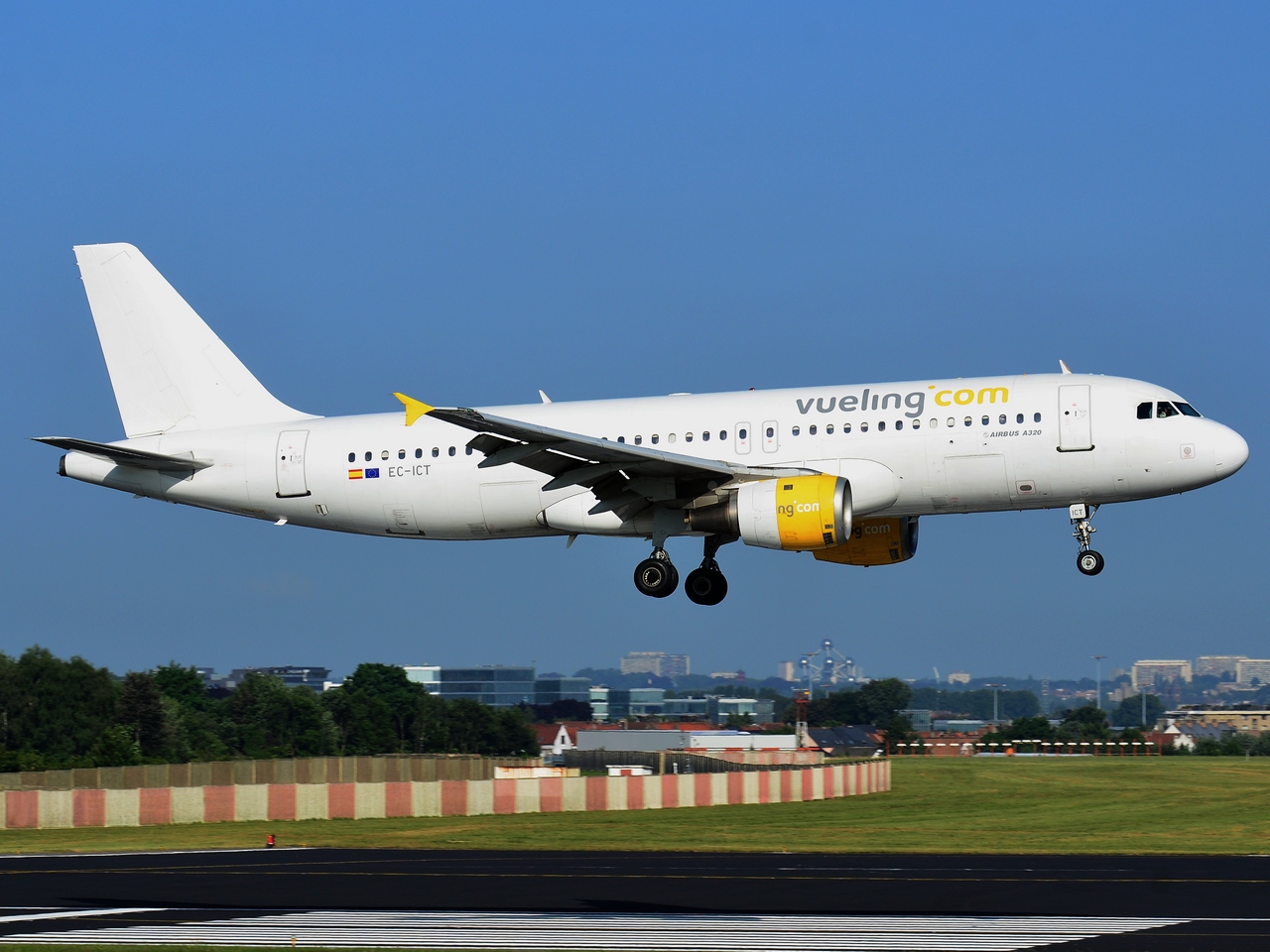 EC-ICT - A320-211 - Vueling - BRU - 06-07-2013