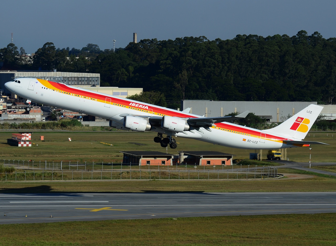 EC-LCZ - A340-642 - Iberia - GRU - 07-06-2013b