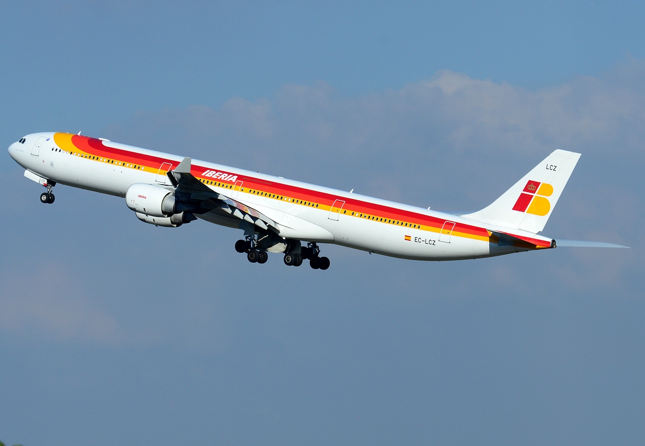 EC-LCZ - A340-642 - Iberia - GRU - 07-06-2013c