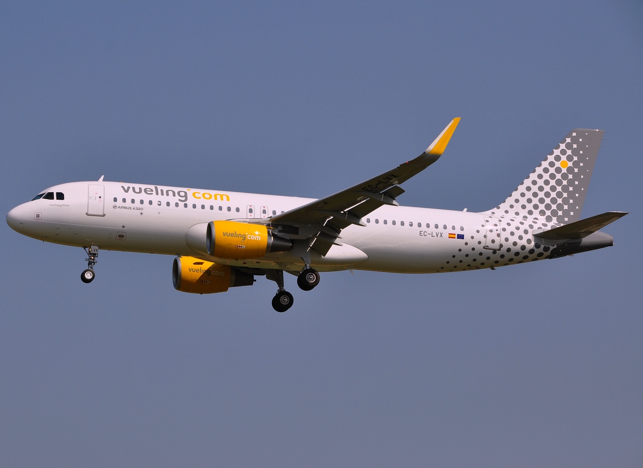 EC-LVX - A320-214(WL) - Vueling - BRU - 09-07-2013