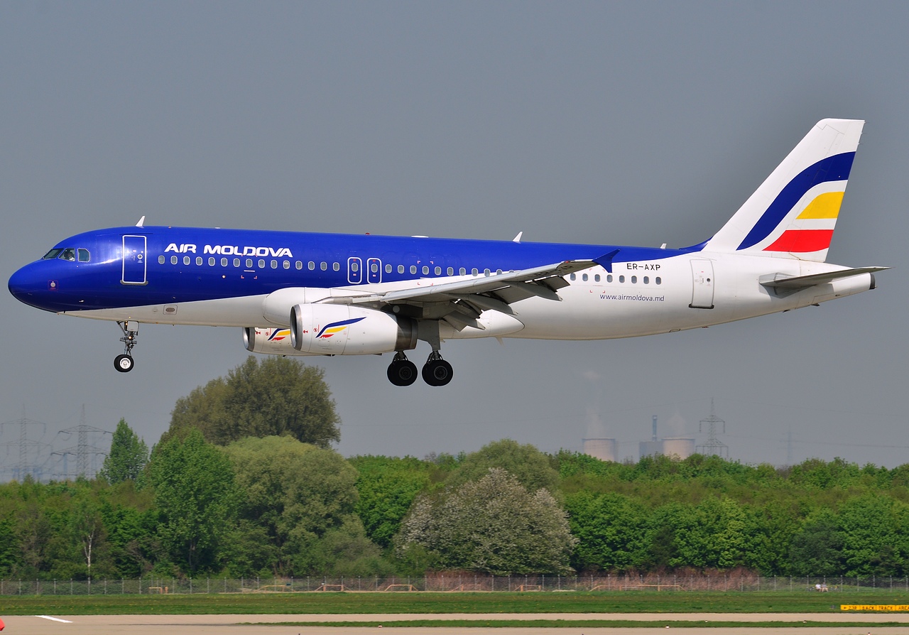 ER-AXP - A320-233 - Air Moldova - DUS - 06-05-2013