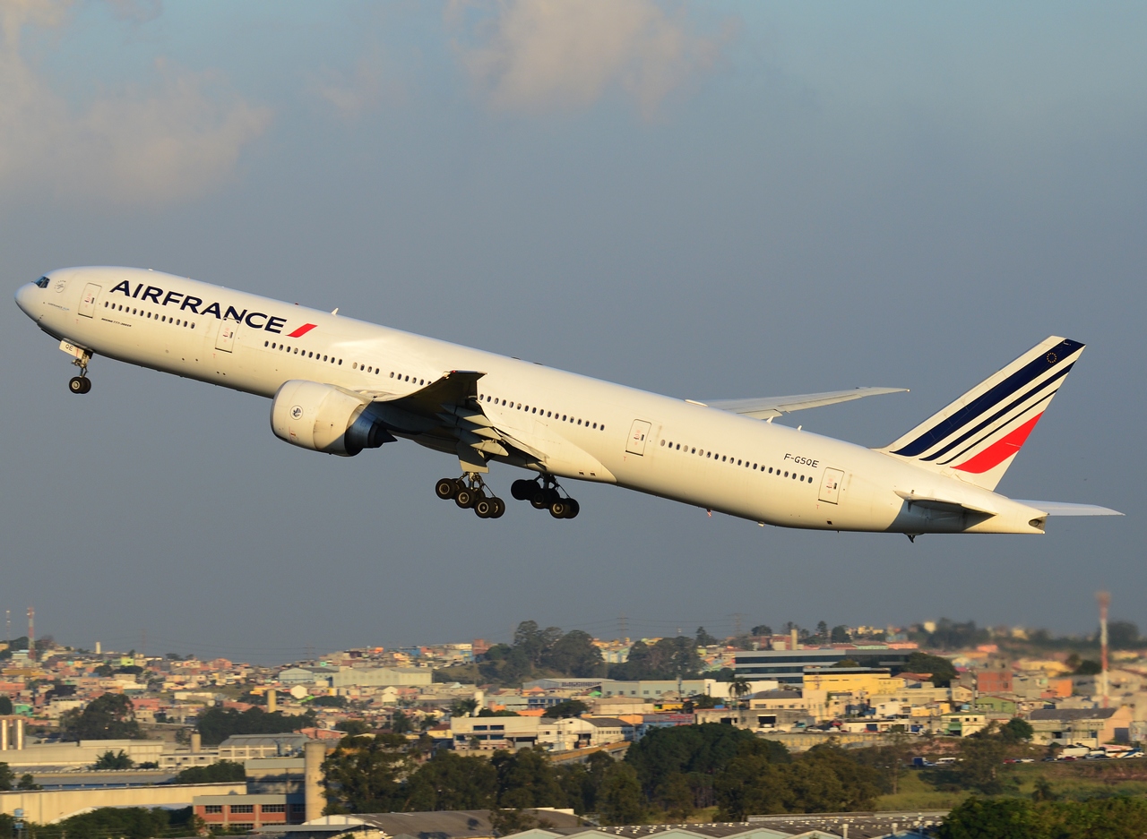 F-GSQE - 777-328(ER) - Air France - GRU - 07-06-2013