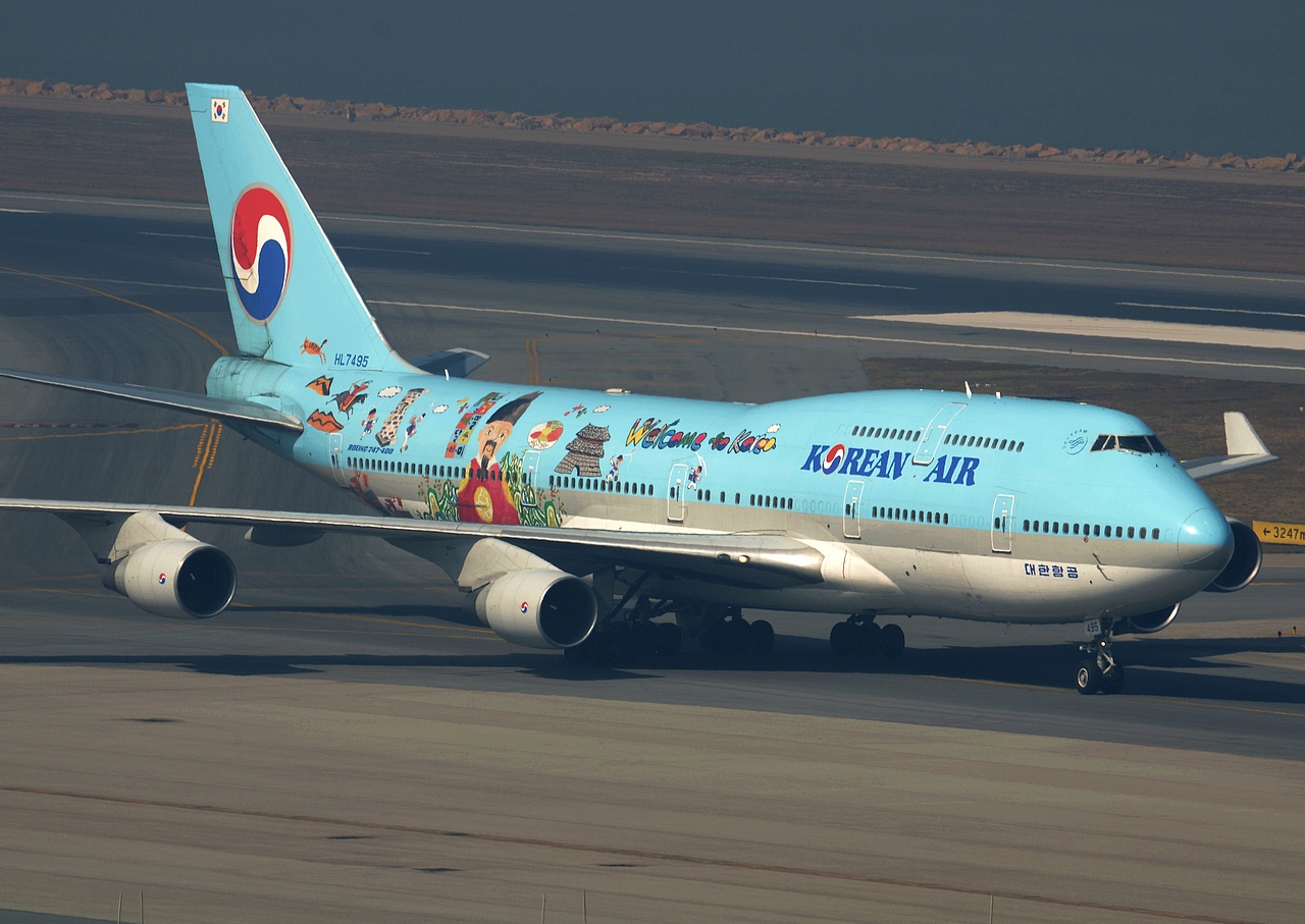 HL7495 - 747-4B5 - Korean Air Lines - HKG - 22-01-2013b