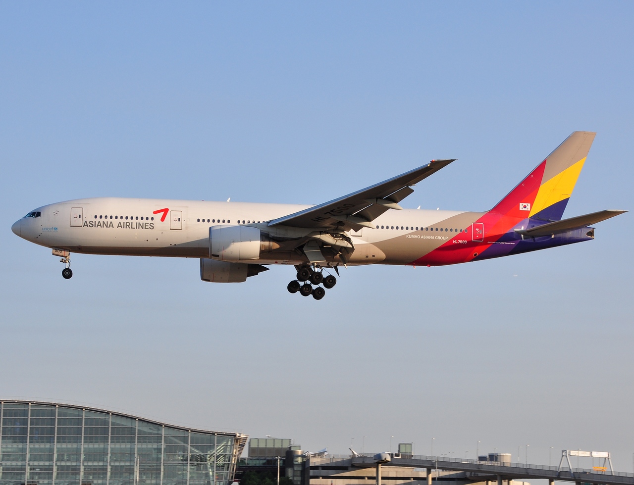 HL7500 - 777-28E(ER) - Asiana Airlines - LHR - 11-07-2013