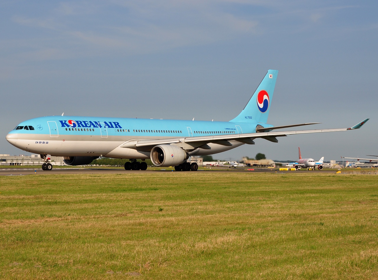HL7552 - A330-223 - Korean Air Lines - AMS - 07-07-2013