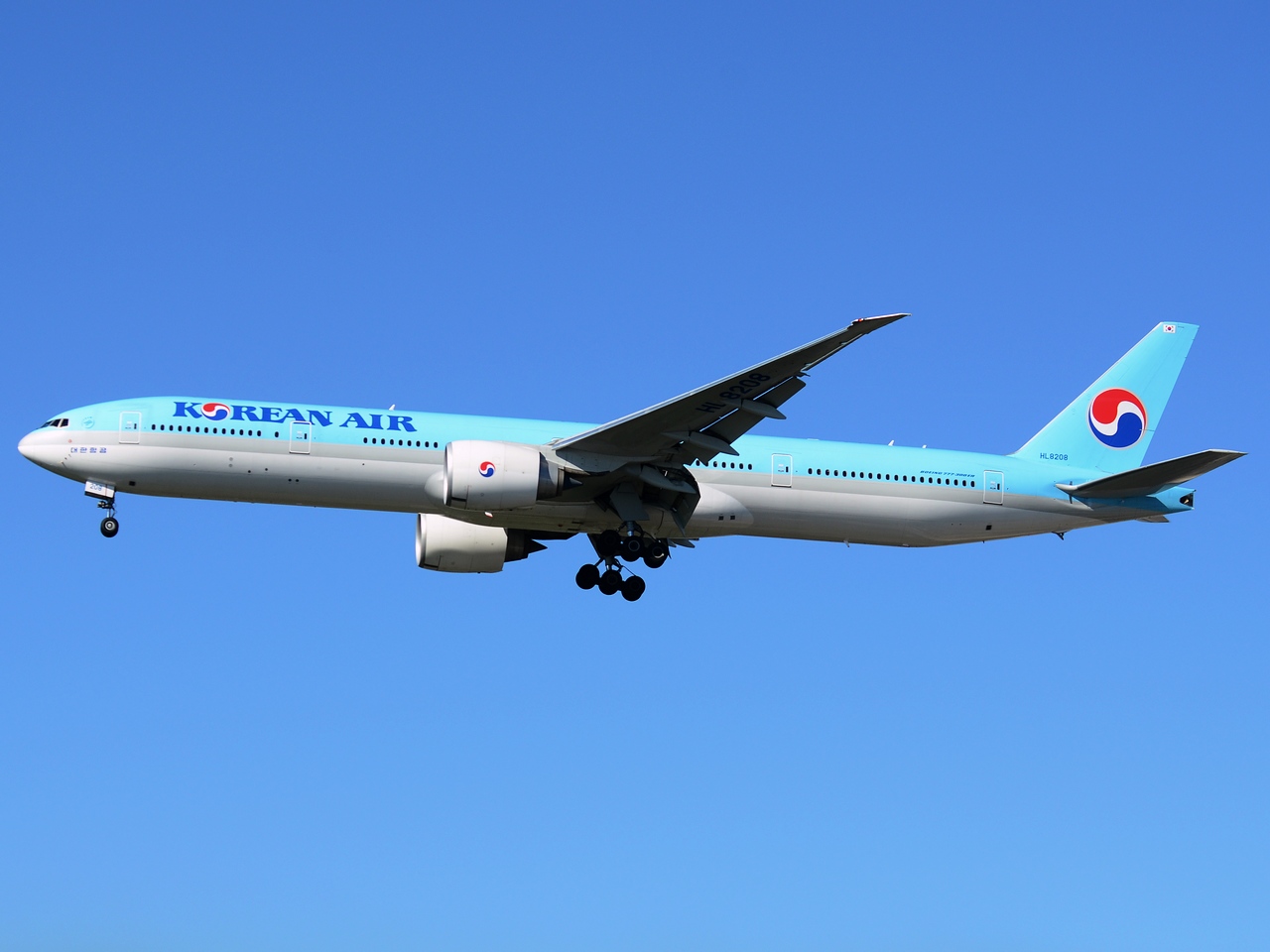 HL8208 - 777-3B5(ER) - Korean Air Lines - GRU - 06-06-2013
