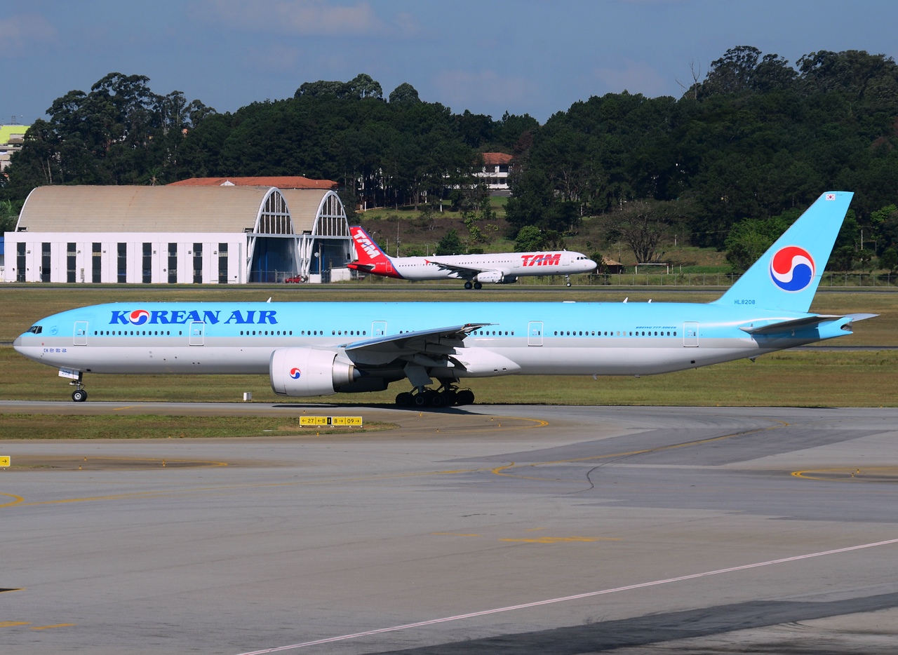 HL8208 - 777-3B5(ER) - Korean Air Lines - GRU - 06-06-2013b