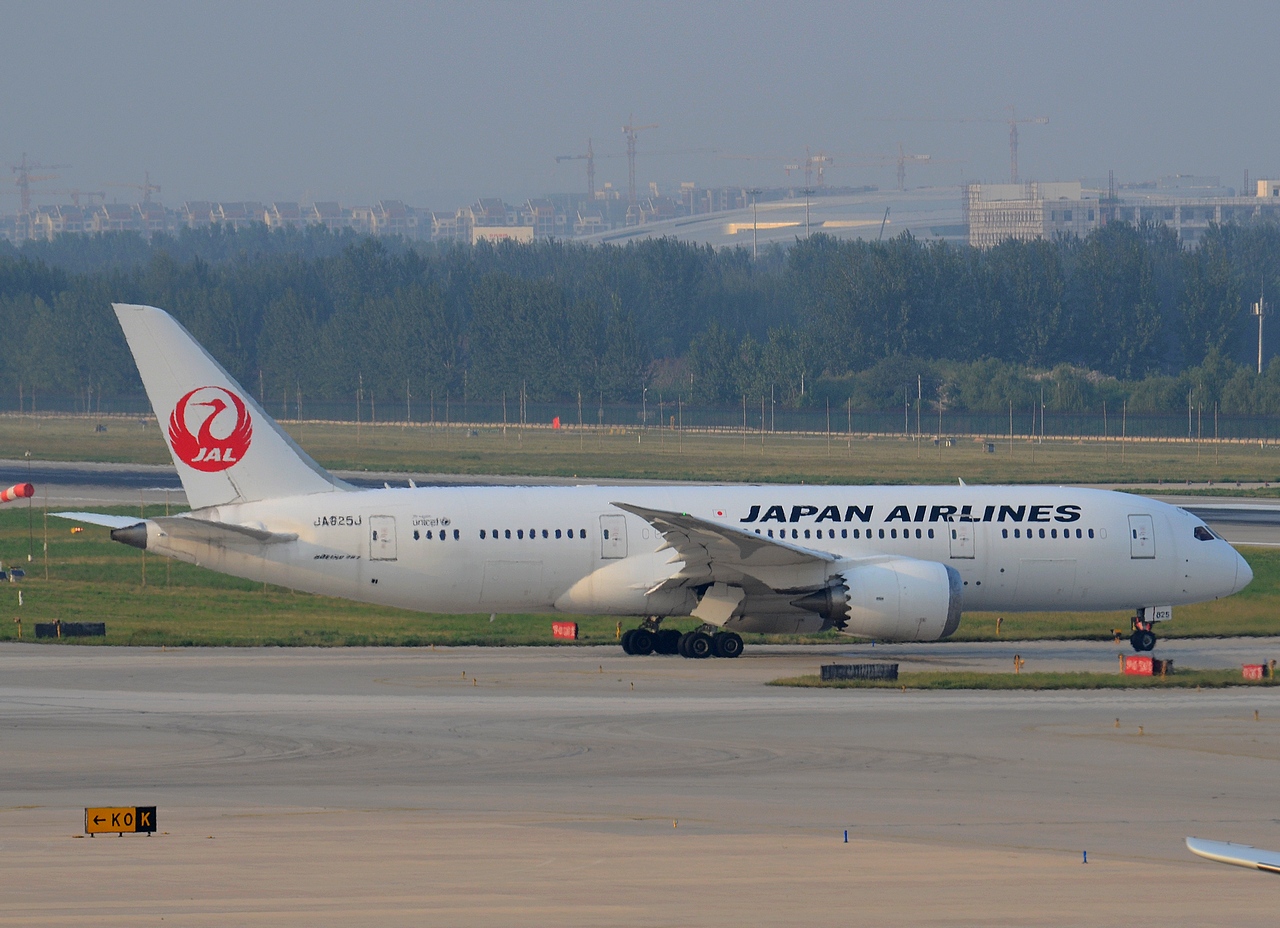JA825J - 787-8 Dreamliner - Japan Airlines - PEK - 21-09-2013