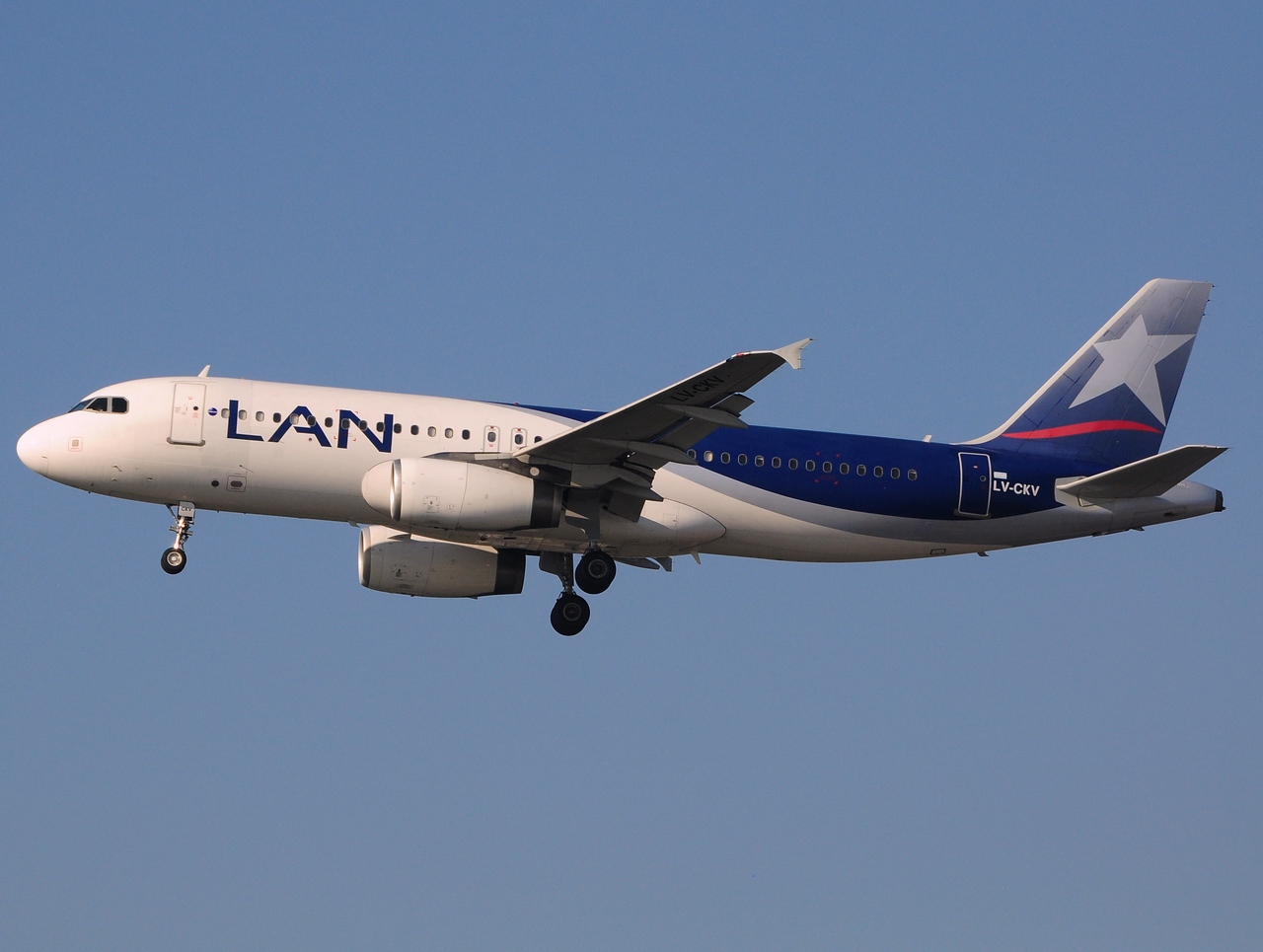 LV-CKV - A320-233 - LAN Argentina - GRU - 07-06-2013