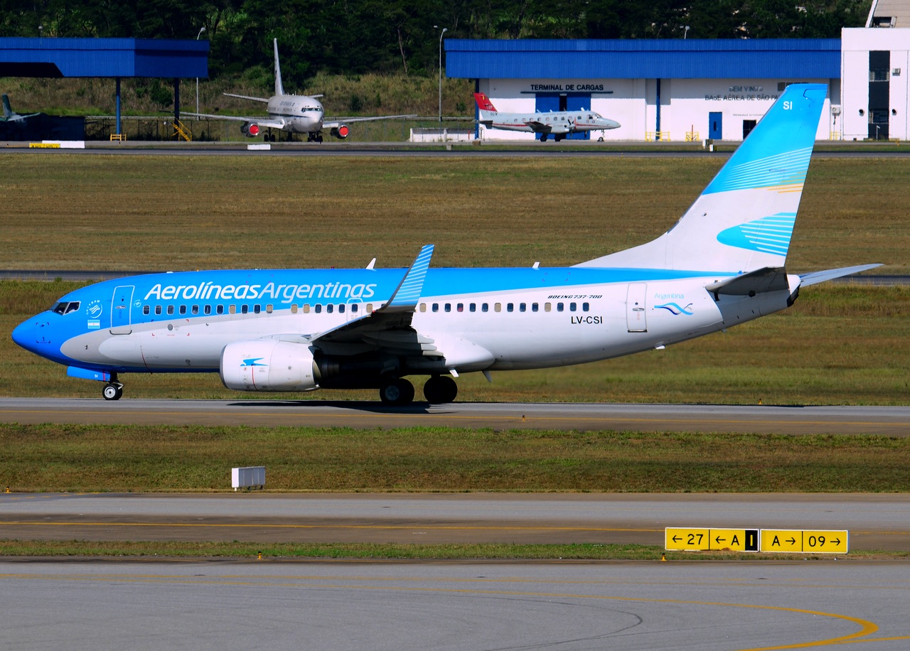 LV-CSI - 737-7Q8(WL) - Aerolineas Argentinas - GRU - 06-06-2013b