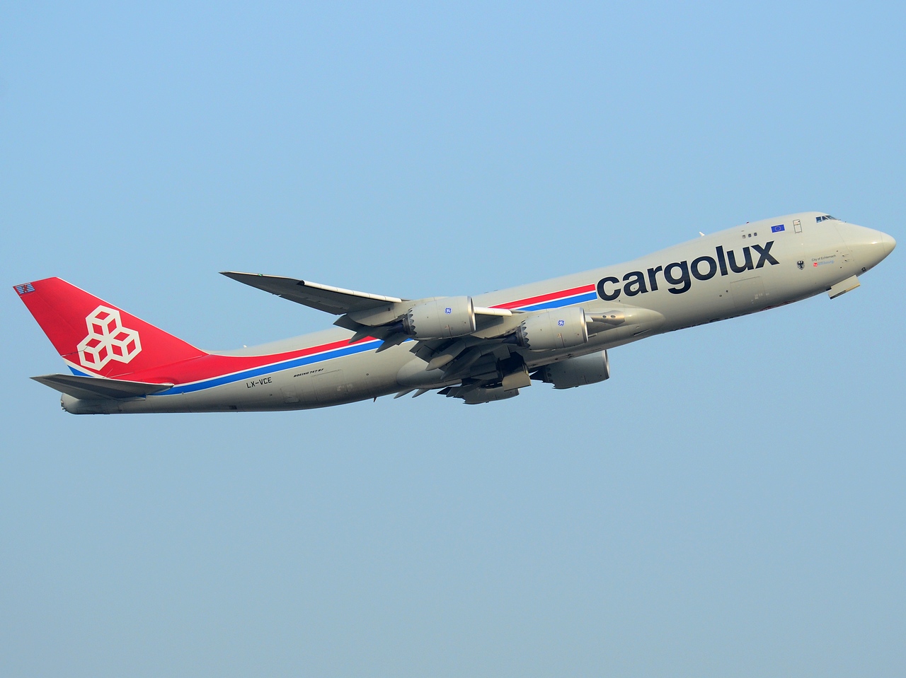 LX-VCE - 747-8R7F - Cargolux Airlines International - HKG - 25-01-2013
