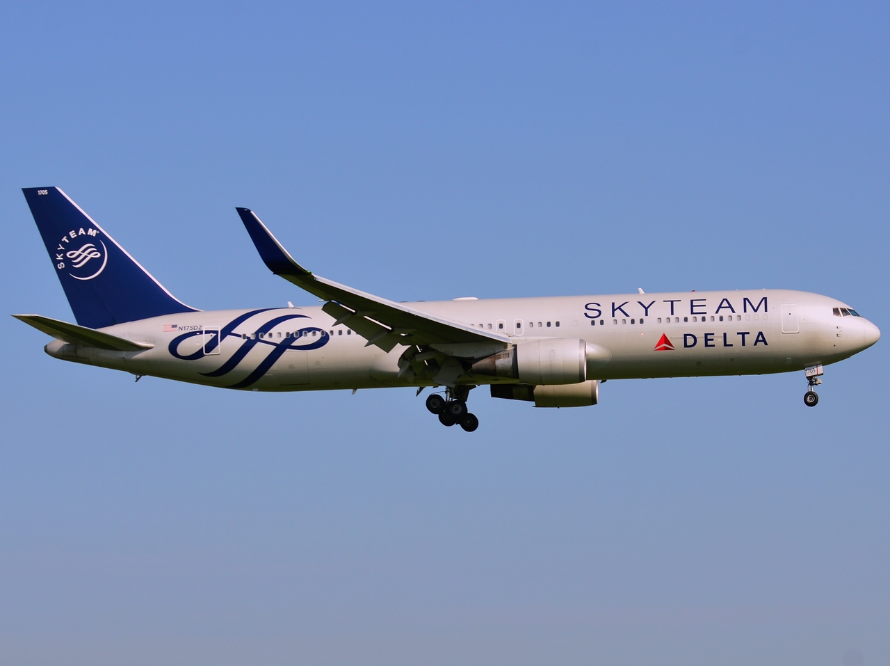 N175DZ - 767-332(ER)(WL) - Delta Air Lines - AMS - 07-07-2013