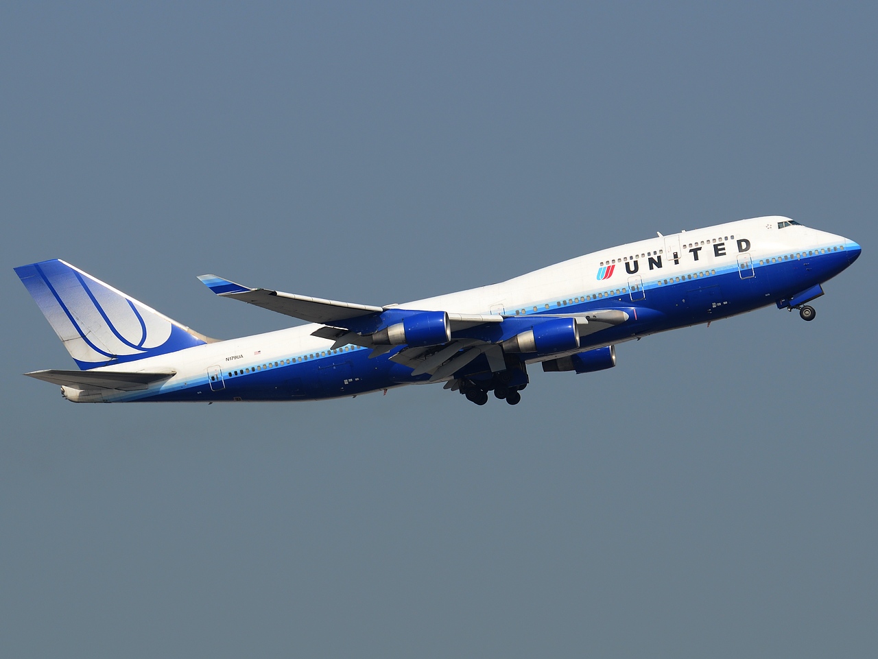 N179UA - 747-422 - United Airlines - HKG - 25-01-2013